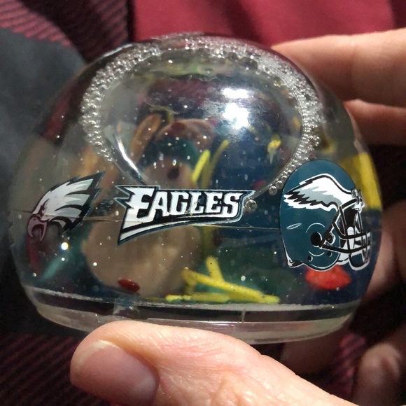Eagles🏈Snowglobe - Picture 4 of 6